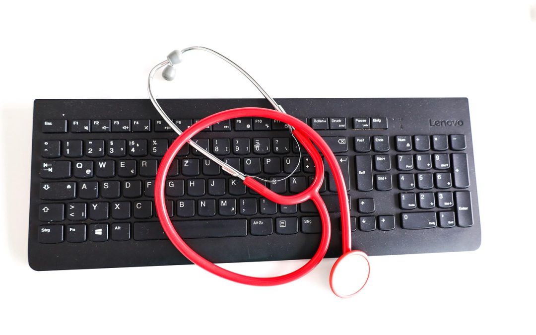 Stetoskop und Tastatur - Bild von Thomas G. auf Pixabay
